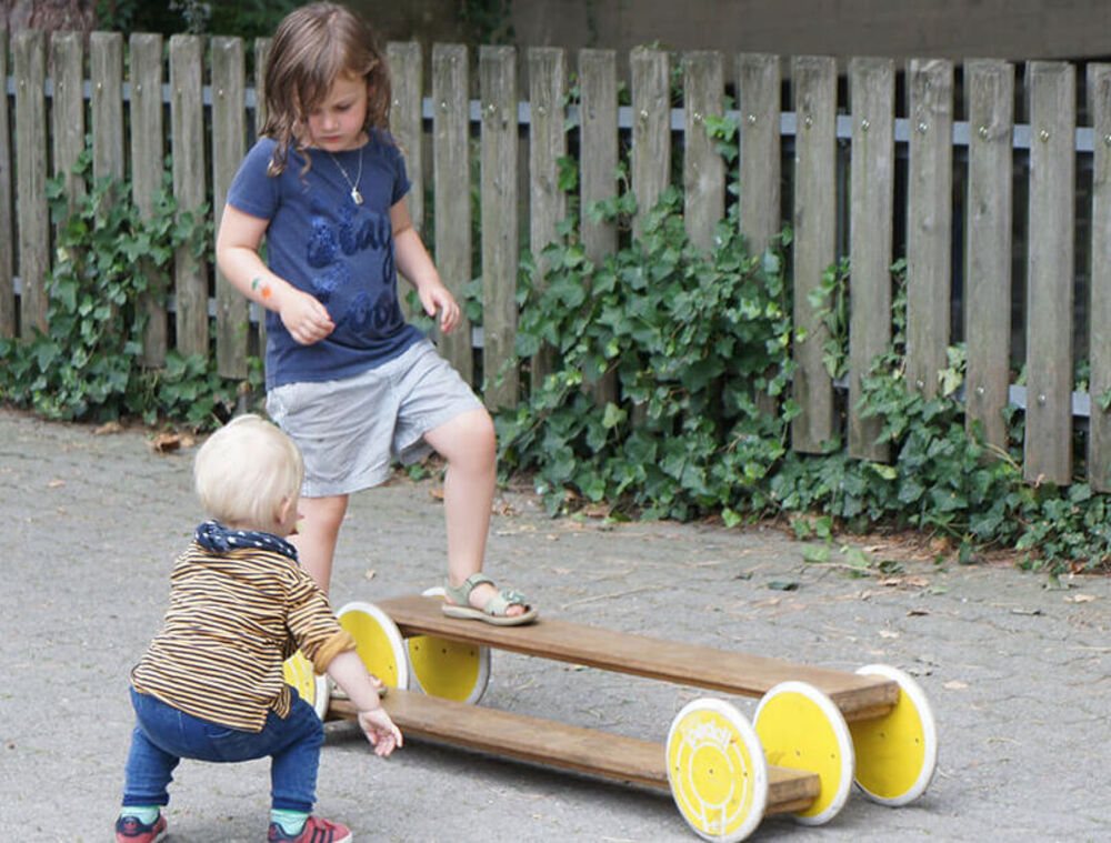 2 Kinder spielen am Pflegefamilienfest von Espoir