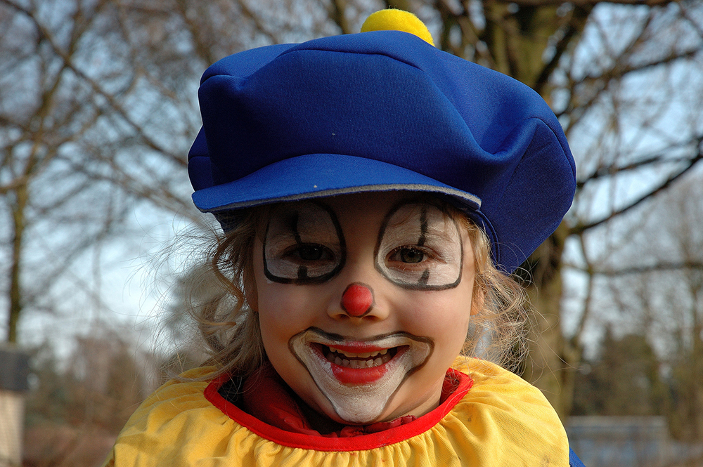 Als Clown verkleidetes Mädchen