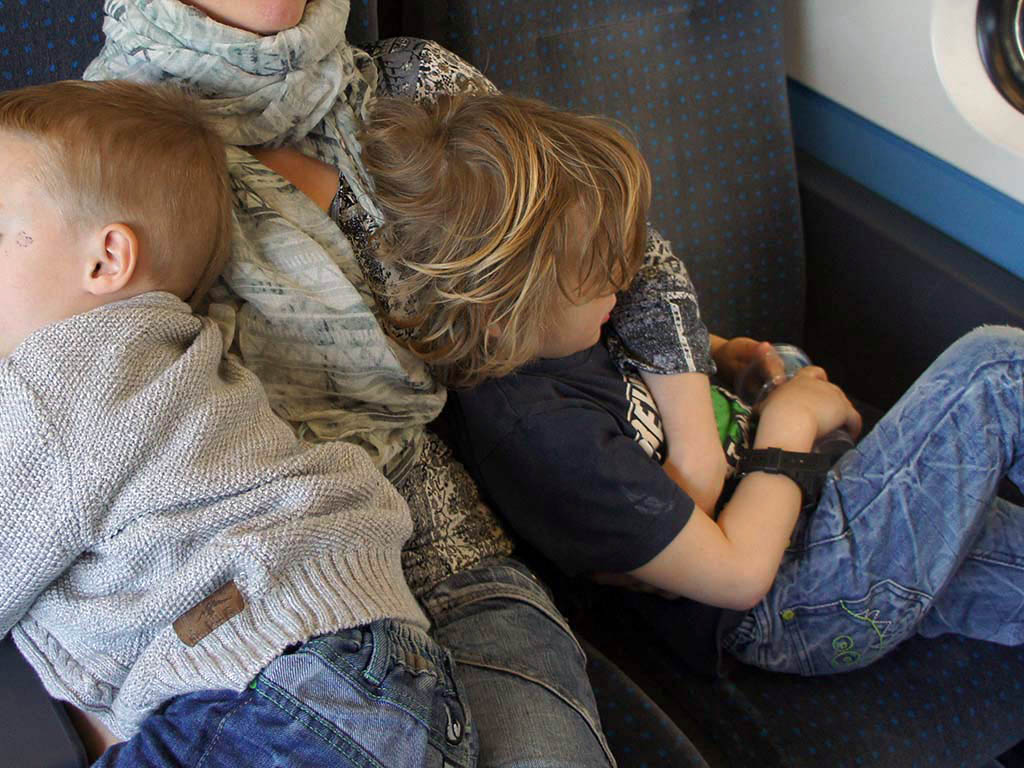schlafende Kinder im Arm der Mutter